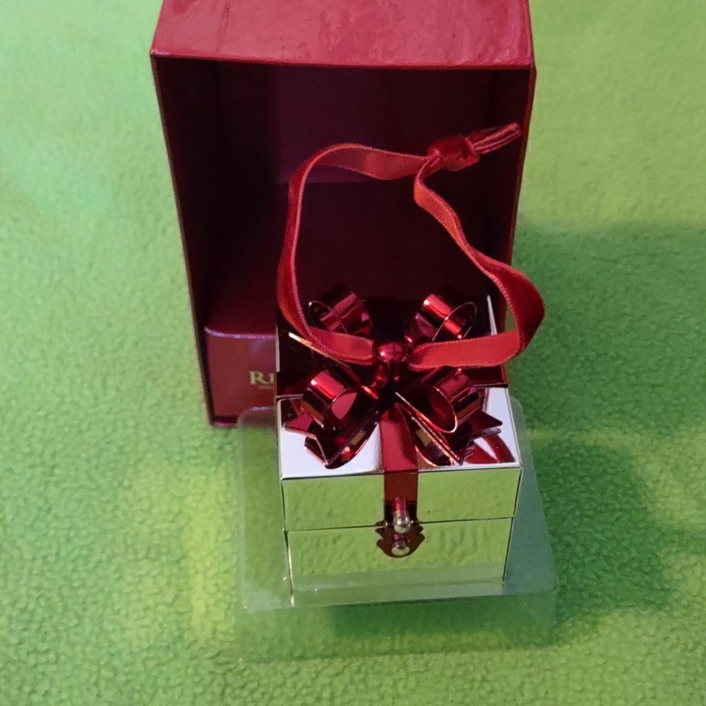 Things Remembered Engravable 2x2 Photo Ornament Box. - Picture 3 of 7